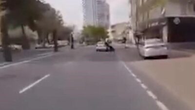 Kayseri'de D.S. (59) isimli otomobil sürücüsü, hatalı şerit değiştirerek motosiklet