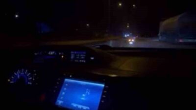 Hatay’ın Kırıkhan ilçesinde motosikletiyle akrobatik hareketler yapan M.K.K., trafik güvenliğini