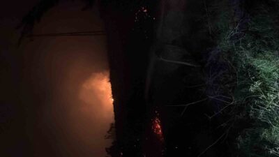 Hatay'ın İskenderun ilçesinde boş bir arazideki ot alanda çıkan yangın,