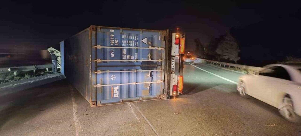 Hatay’da Fırtına Nedeniyle Tırlar Yoldan Çıkarak Devrildi