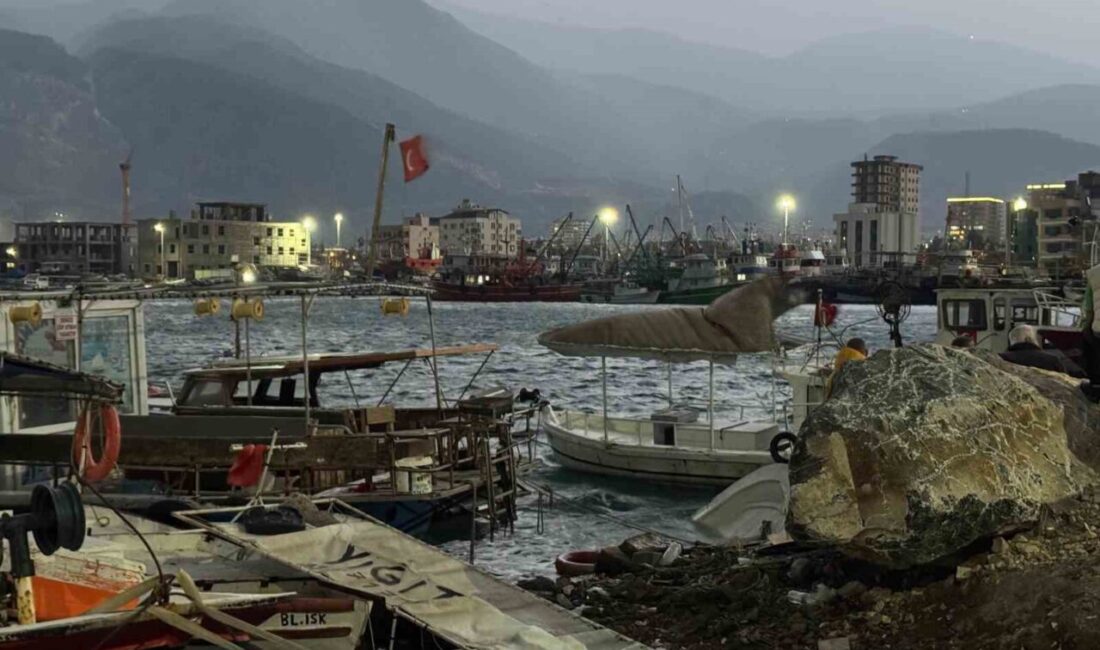 İskenderun'daki balıkçı barınağında meydana gelen şiddetli fırtına, 5 tekne ve