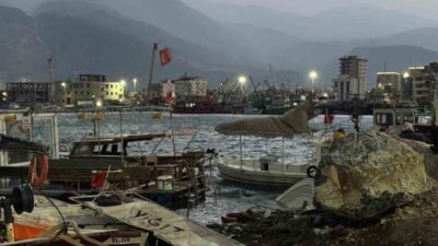 İskenderun'daki balıkçı barınağında meydana gelen şiddetli fırtına, 5 tekne ve