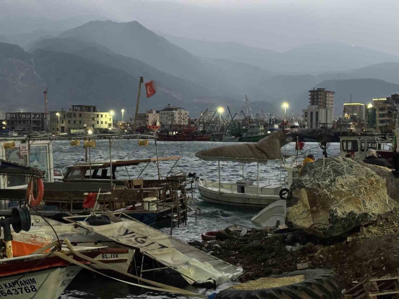 İskenderun'daki balıkçı barınağında meydana gelen şiddetli fırtına, 5 tekne ve