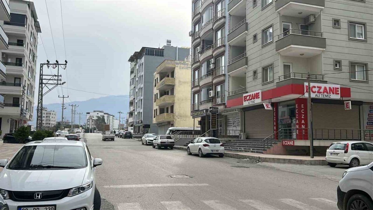Hatay'ın Akdeniz kıyısındaki ilçeleri Arsuz ve İskenderun'da etkili olan fırtına,