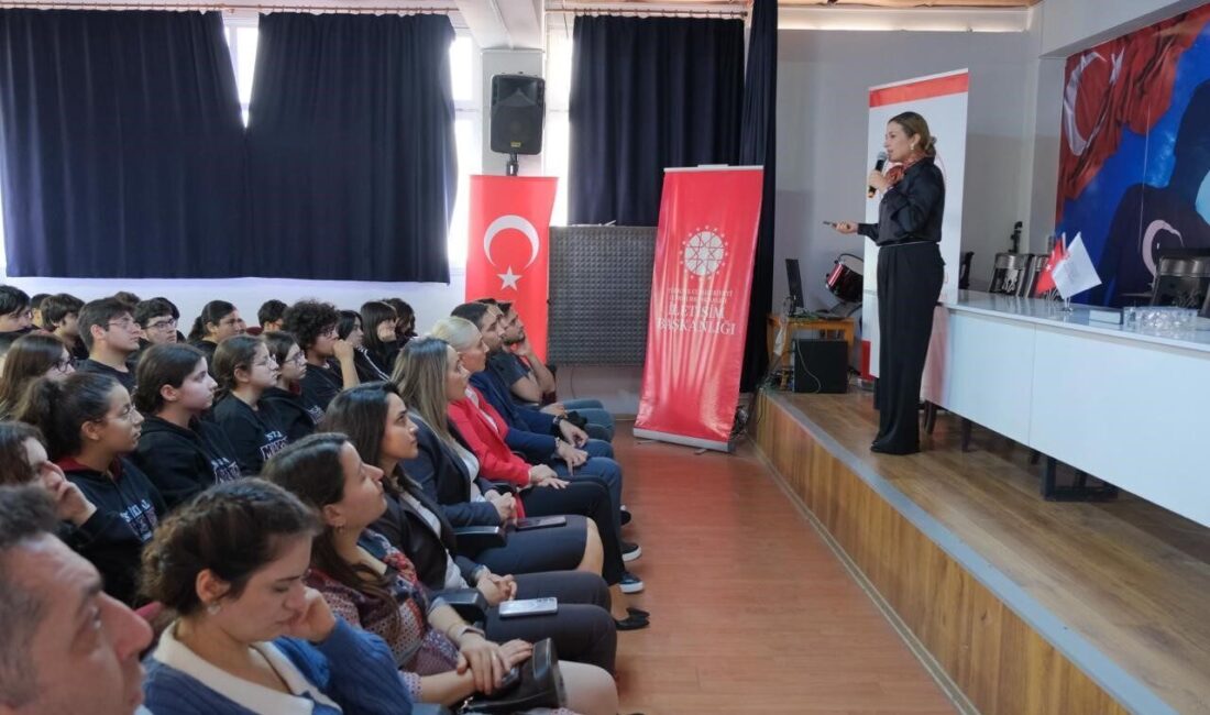 Hatay'da dezenformasyonla mücadele amacıyla İskenderun'da düzenlenen eğitim programında, Eğitim Uzmanı