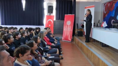Hatay'da dezenformasyonla mücadele amacıyla İskenderun'da düzenlenen eğitim programında, Eğitim Uzmanı