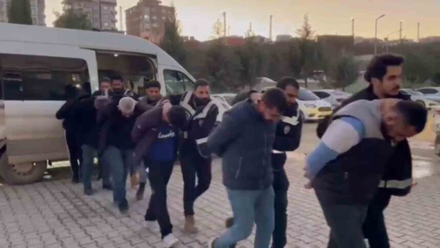 Hatay’da aranan 52 kişi gözaltına alındı, 23’ü tutuklandı. Emniyetten suçla mücadele vurgusu.