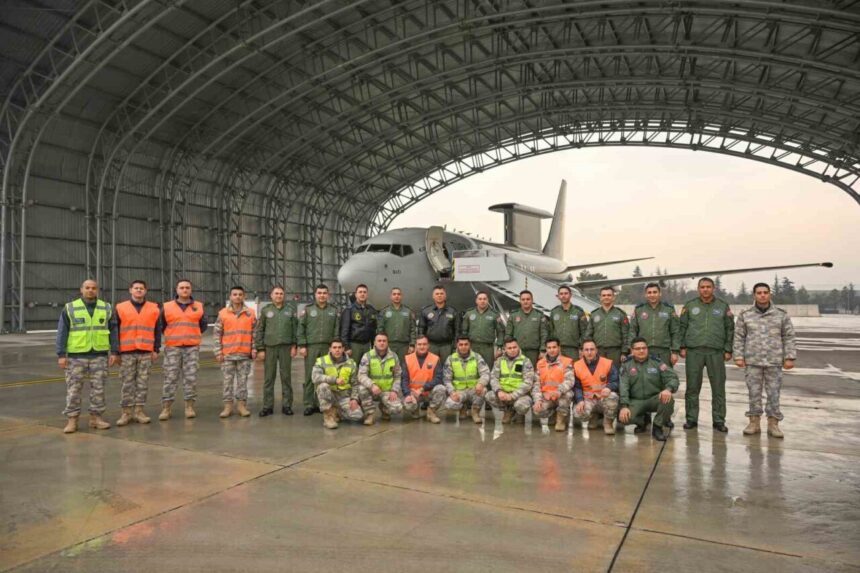 Hava Kuvvetleri Komutanlığına ait muharip ve destek uçakları, Kıbrıs’ın güneyinde Akdeniz’de eğitim uçuşu yaptı.