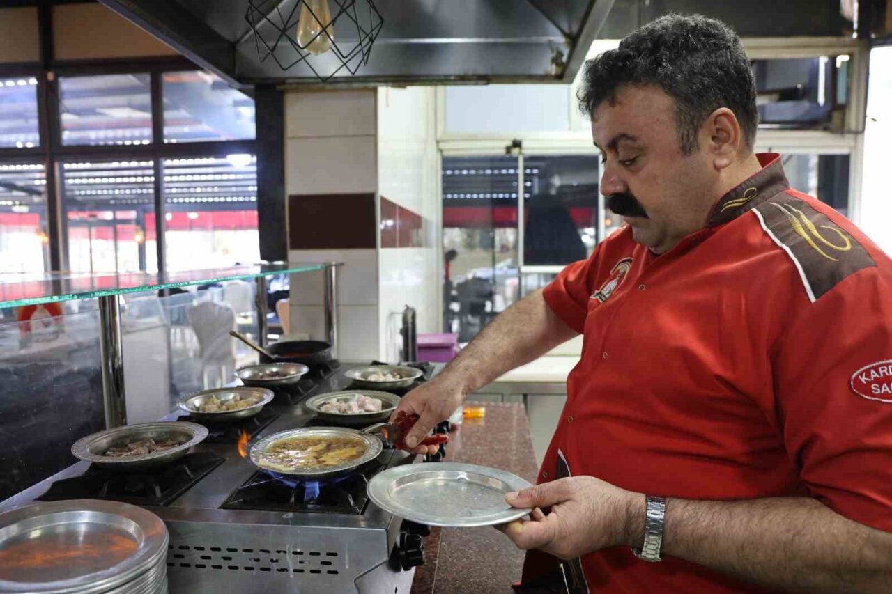 Elazığ'da soğuk kış günlerinde özellikle kelle paça yoğun ilgi görüyor.
