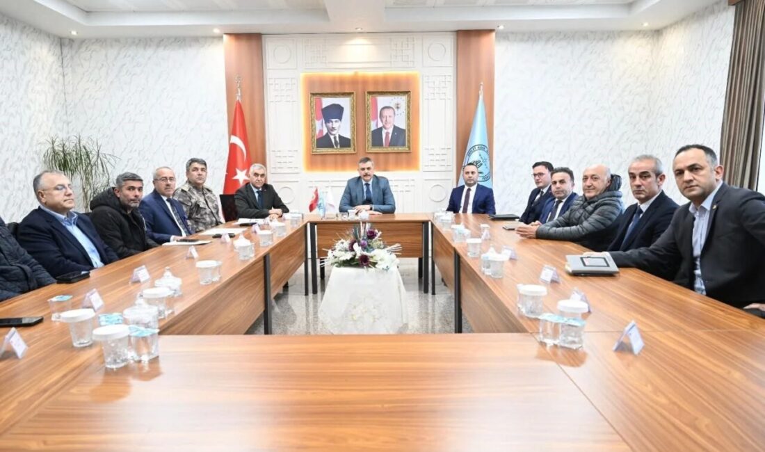 Erzurum'da "Havalimanı Kış Tedbirleri" toplantısı, Vali Mustafa Çiftçi'nin önderliğinde yapıldı.