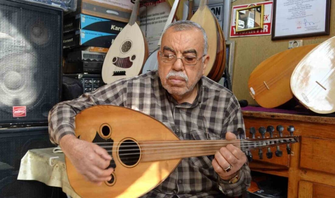 Gaziantep'te 72 yaşındaki Davut Akdoğan, müziğe 11 yaşında bağlama ile