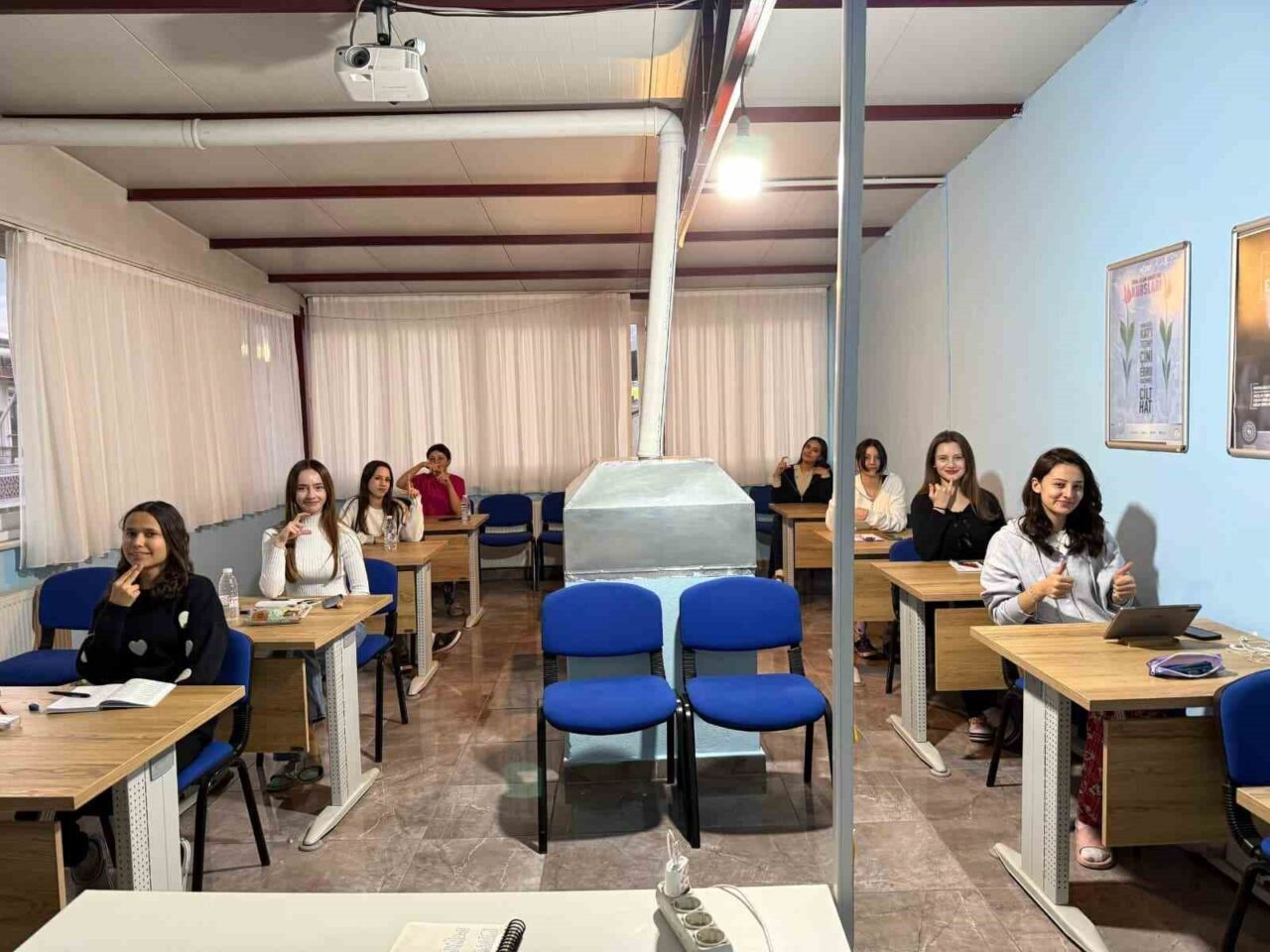 Aydın’daki Öğrenci Yurtlarında Açılan İşaret Dili Kursu, Gençlere Yeni İletişim Becerileri Kazandırıyor
