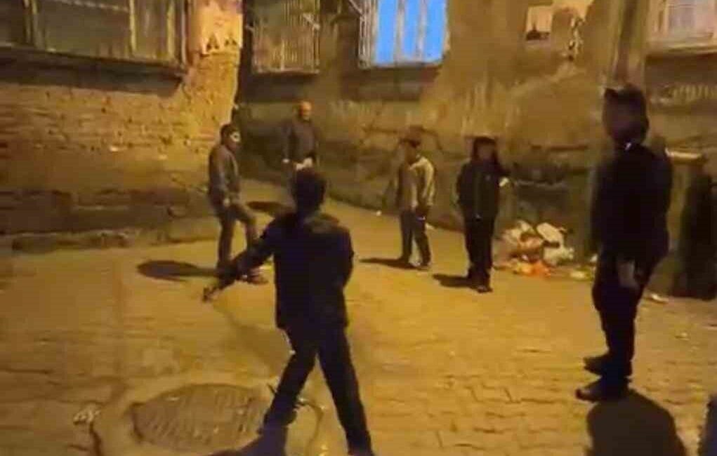 Sur ilçesinde polislerin devriye esnasında çocuklarla oynadığı anlar kameralara yansıdı Diyarbakır'ın Sur ilçesinde, 2015'teki çatışmaların geride kalmasının ardından huzur ortamı