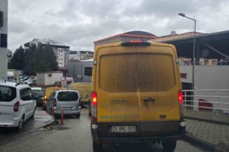 Her sabah trafiği felç eden PTT kargo araçları sürücüleri çileden çıkarıyor