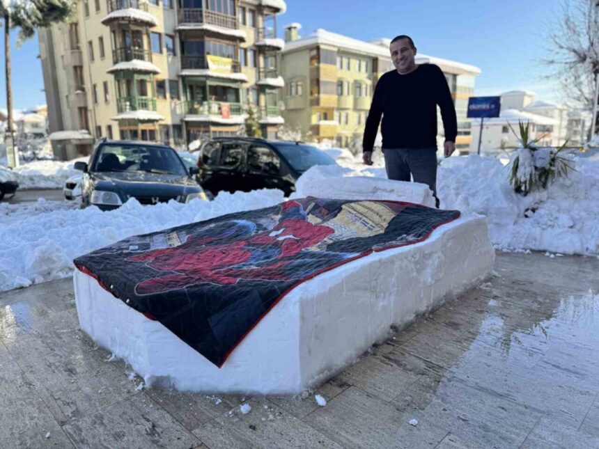 Safranbolu’da esnaf kardan yatak yaparak kar yağışını değerlendiriyor