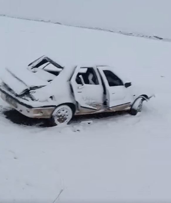 Hilvan’da kar yağışı nedeniyle devrilen otomobilde 3 kişi yaralandı.