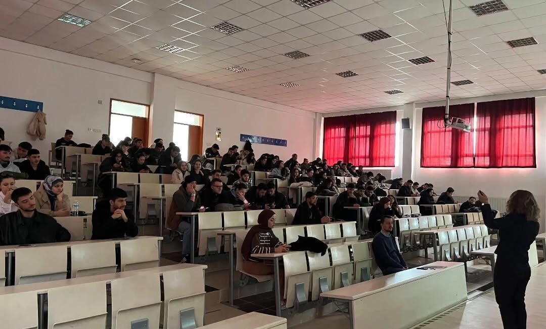Kütahya Dumlupınar Üniversitesi’nde “Davranışsal Bağımlılıkla Mücadele” Eğitimi Gerçekleştirildi Kütahya Dumlupınar Üniversitesi Hisarcık MYO, Tavşanlı Sosyal Hizmetler Müdürlüğü ile