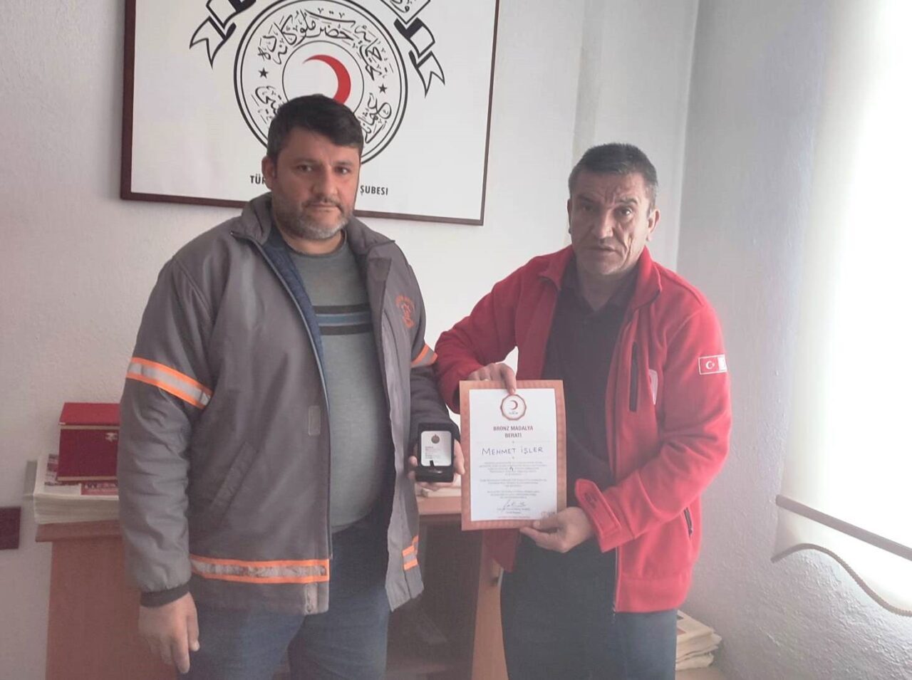 Kütahya’da düzenli kan bağışlayan Mehmet İşler, 10. bağışını tamamlayarak onur ödülü aldı.