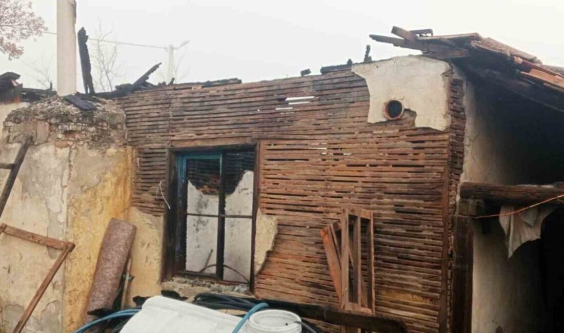 Kütahya’nın Hisarcık ilçesinde çıkan yangın, deprem konutunu kullanılamaz hale getirdi Kütahya'nın Hisarcık ilçesine bağlı Hasanlar Köyü'nde İsa K.'ya ait deprem