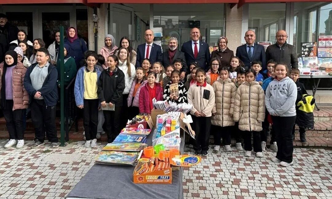 Kütahya'nın Hisarcık ilçesinde ilk kez düzenlenen kitap fuarında yazar Mesut