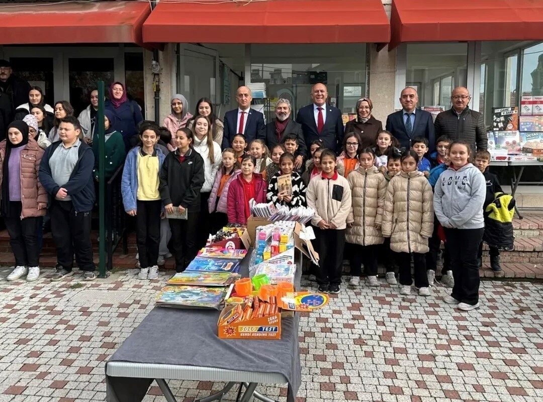 Hisarcık’ta gerçekleştirilen kitap fuarında öğrenci ve yazar buluşması yapıldı