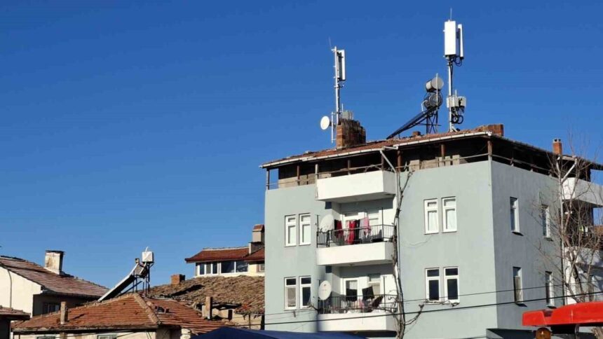 Hisarcık’taki Yeni Baz İstasyonu, Mahalle Sakinlerinin Sağlık Endişelerine Neden Oldu