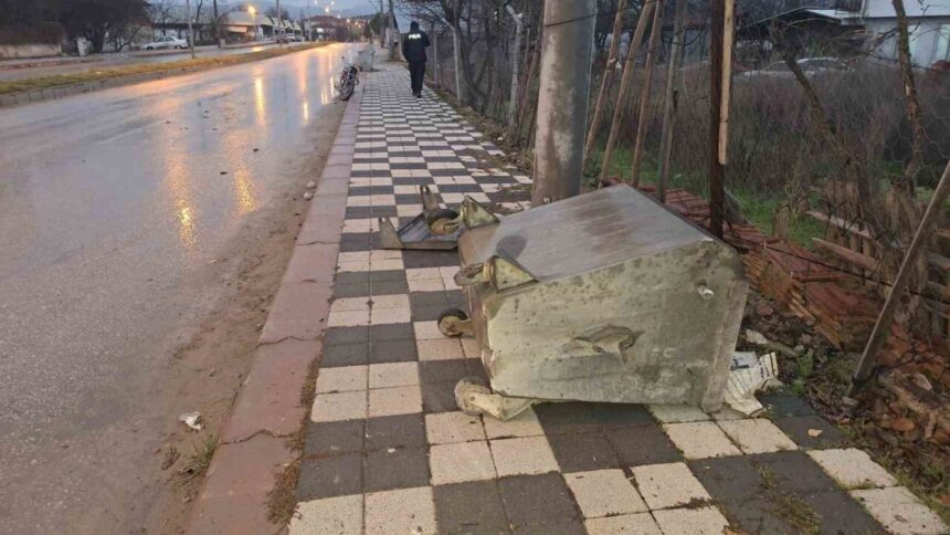 Hisarcık’ta Motosiklet Çöp Konteynerine Çarptı: Sürücü Hayatını Kaybetti, Bir Yaralı Var