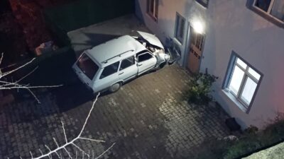 Kütahya'nın Hisarcık ilçesinde H.H.K. yönetimindeki otomobil, direksiyon hakimiyetinin kaybolması sonucu