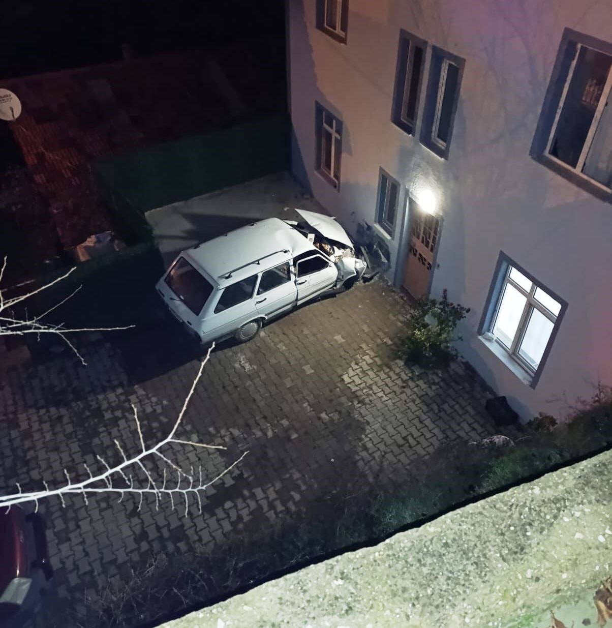 Kütahya’da Direksiyon Hakimiyetini Kaybeden Sürücü, Ev Duvarına Çarpmasıyla Bir Kişinin Ölümüne Neden Oldu