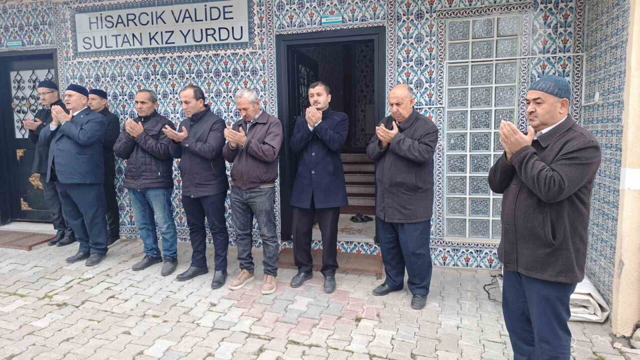 Kütahya'nın Hisarcık ilçesinde, bir şirket organizasyonu ile umreye gidecek 6