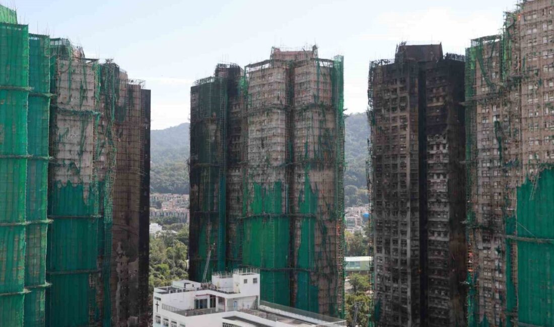 Hong Kong’daki korkunç yangında can kaybı 151’e yükseldi, kayıplar hala aranıyor Hong Kong’daki "Wang Fuk Court" sitesindeki 31 katlı gökdelende 26
