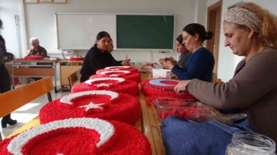 Tunceli'nin Hozat ilçesinde, Halk Eğitim Merkezi'nde düzenlenen bayrak kursuna katılan