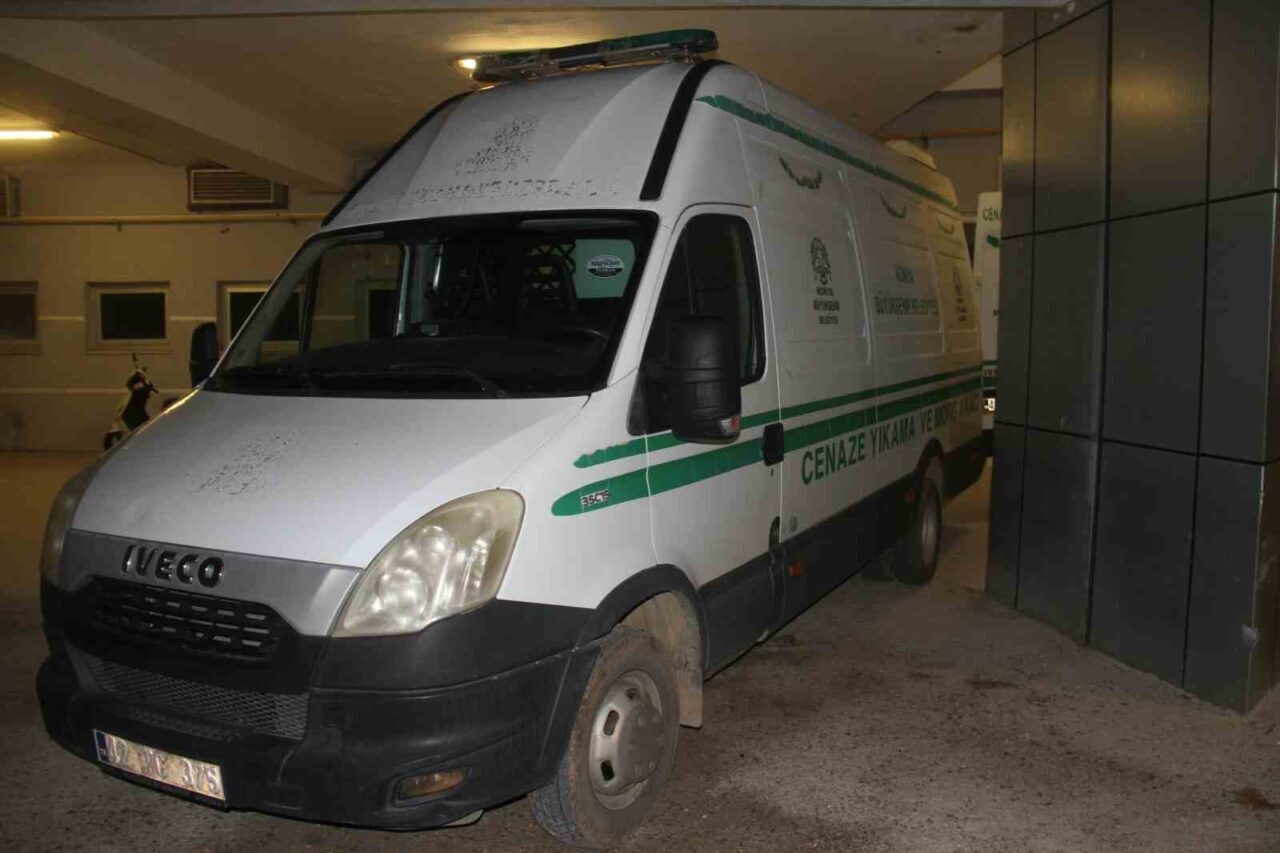 Konya'nın Hüyük ilçesinde, Mahmut Vurulmaz (38), oğlu önünde husumetlileri tarafından