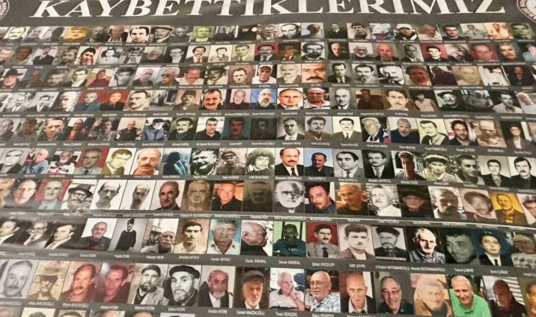 Trabzon'un Yalı Mahallesi'nde, vefat edenlerin fotoğrafları Yalı Camii avlusundaki panoya