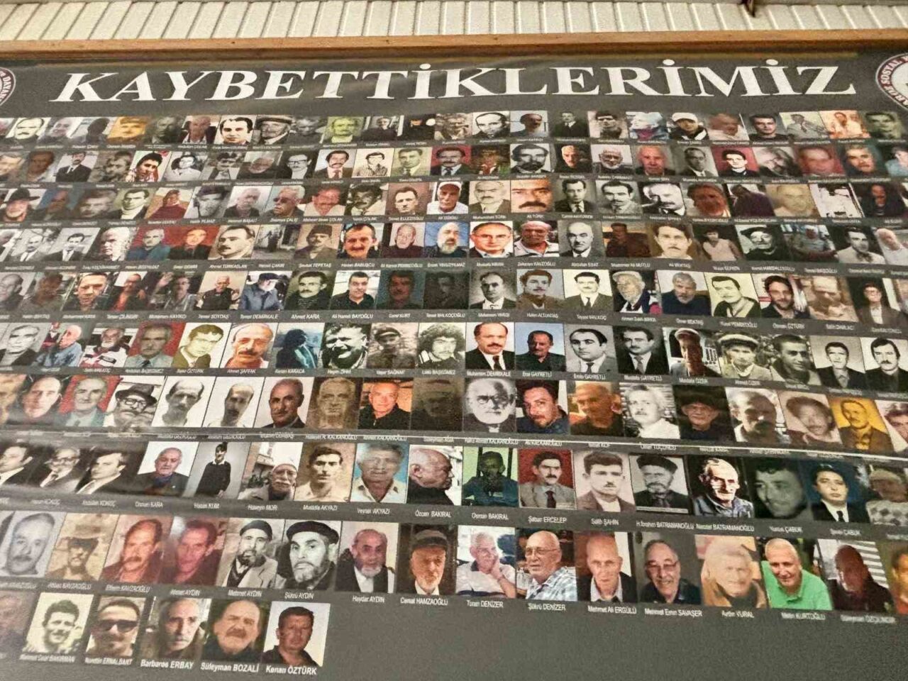 Trabzon'un Yalı Mahallesi'nde, vefat edenlerin fotoğrafları Yalı Camii avlusundaki panoya