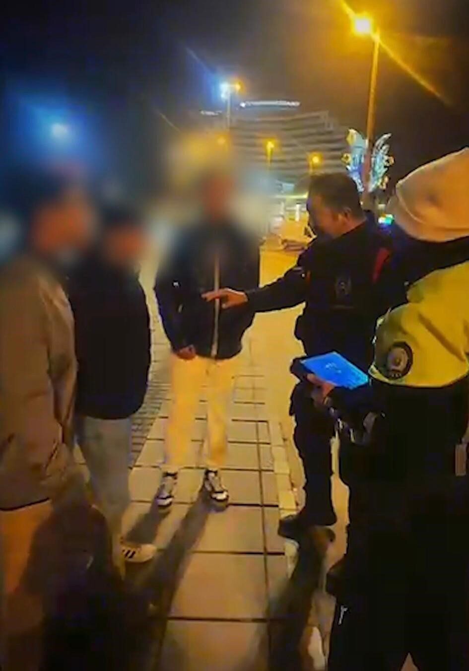 Kayseri’de polis tarafından gerçekleştirilen huzur uygulamasında, 5 aranan şahıs yakalandı; 5 bin 486 kişi sorgulandı.