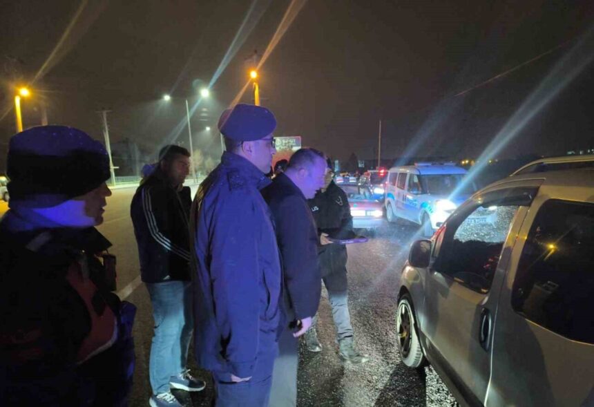 Şuhut’ta yeni yıl denetimleri sırasında polis ve jandarma ekipleri vatandaşlara çikolata ve çay ikram etti