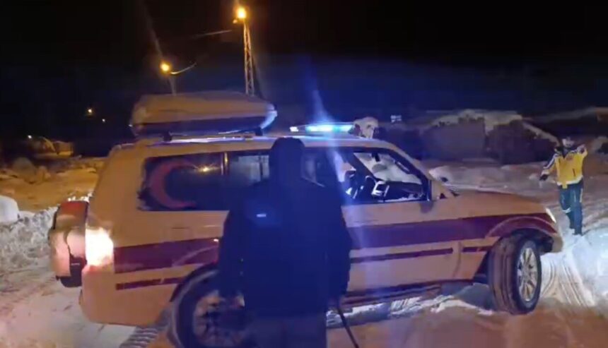 Iğdır’da yoğun kar nedeniyle yolu kapanan köyde yaralanan vatandaş hastaneye ulaştırıldı.