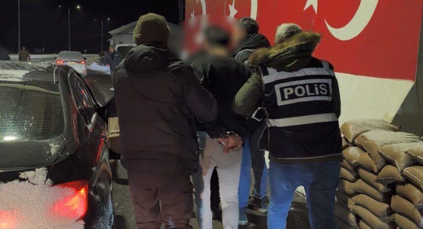 Iğdır’da bir kuyumcudan altın ve para çalan 3 şüpheli, polis tarafından yakalanarak adliyeye çıkarıldı.