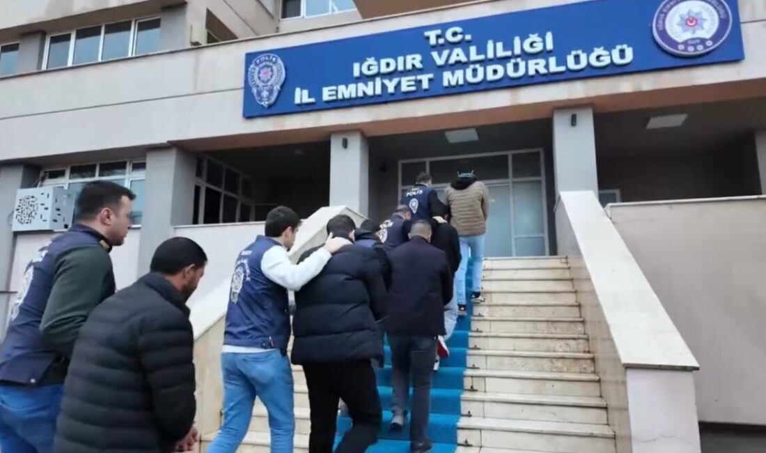 Iğdır’da Siber Suçlarla Mücadele Operasyonu: 7 Kişi Gözaltına Alındı Iğdır Emniyet Müdürlüğü, siber suçlarla mücadele kapsamında düzenlediği operasyonda "çevrimiçi