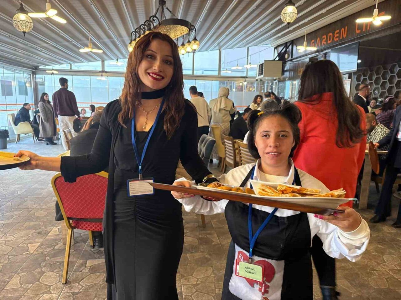 Iğdır'da 3 Aralık Dünya Engelliler Günü'nde özel gereksinimli bireyler, kafe