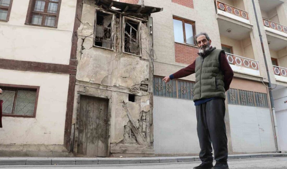 Sivas'taki Çarşıbaşı Mahallesi'nde yer alan, konak ve apartman arasında sıkışmış