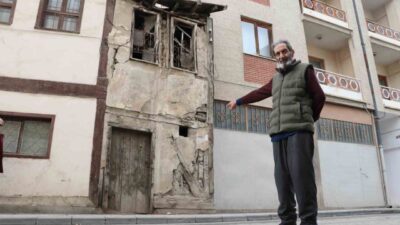 Sivas'taki Çarşıbaşı Mahallesi'nde yer alan, konak ve apartman arasında sıkışmış