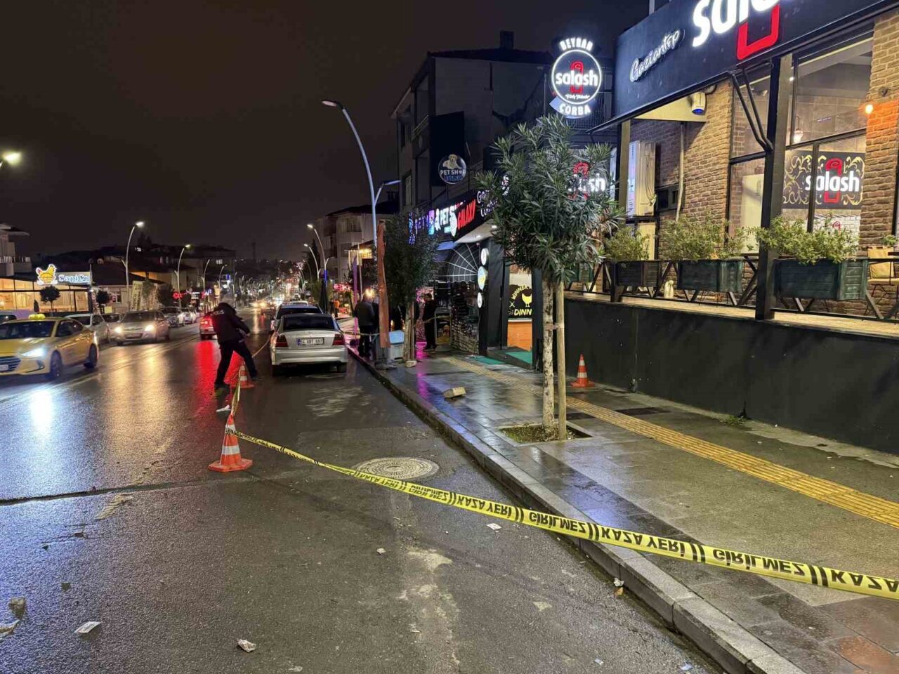 Sakarya'nın Serdivan ilçesinde iki esnaf arasında çıkan silahlı çatışmada bir