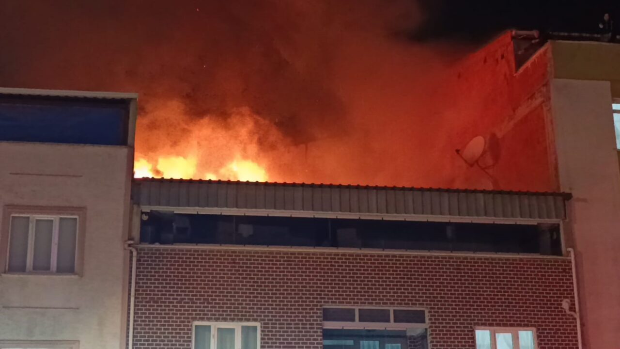 Bursa'nın İnegöl ilçesinde bir evin çatısında çıkan yangın, korkulu anlara