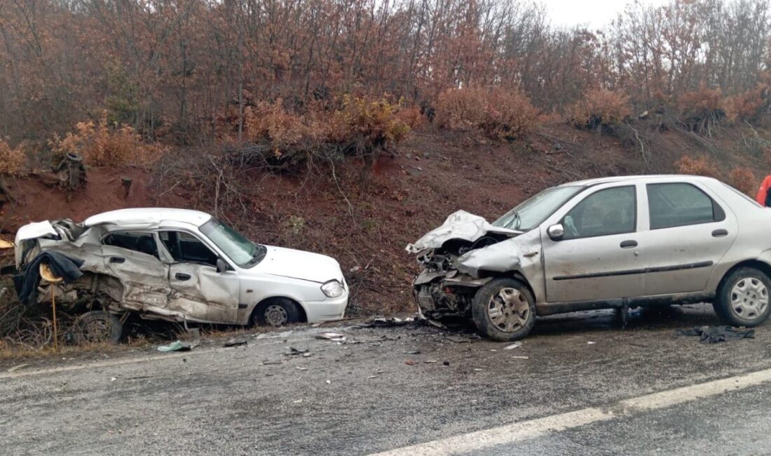 Tokat’ta Trafik Kazası: Bir Kişi Hayatını Kaybetti, İki Kişi Yaralandı Tokat'ın Almus ilçesinde iki otomobilin çarpışması sonucu meydana gelen kazada