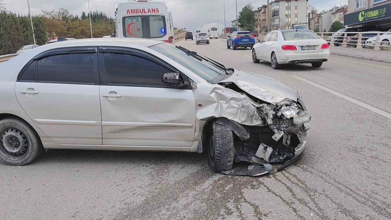 Karabük'te meydana gelen trafik kazasında Sercan K. yaralanırken, iki otomobilin