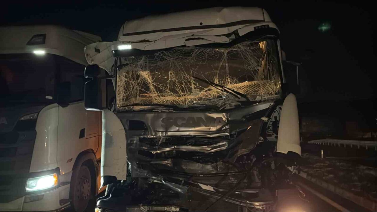 Afyonkarahisar’da iki tır ve bir otomobilin karıştığı trafik kazasında bir kişi yaralandı, facia önlendi.