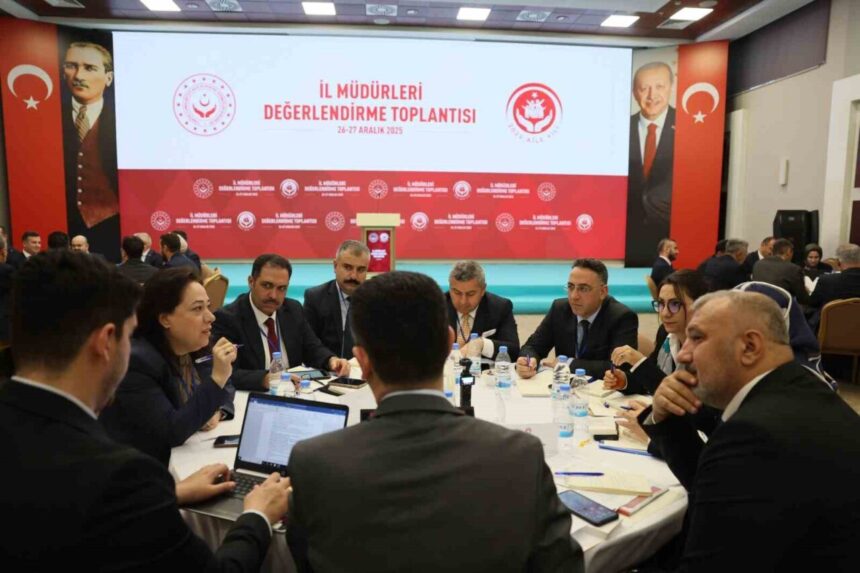 Eskişehir Aile ve Sosyal Hizmetler Müdürü Orhan Bayrak, Bakan Göktaş’ın başkanlığındaki toplantıya katıldı.