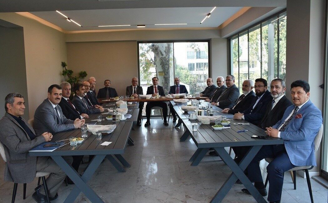 Manisa’da İlçe Müftüleri Aylık Toplantısı Salihli’de Gerçekleştirildi Manisa'da Salihli İlçe Müftülüğü'nün ev sahipliğinde gerçekleştirilen aylık İlçe Müftüleri